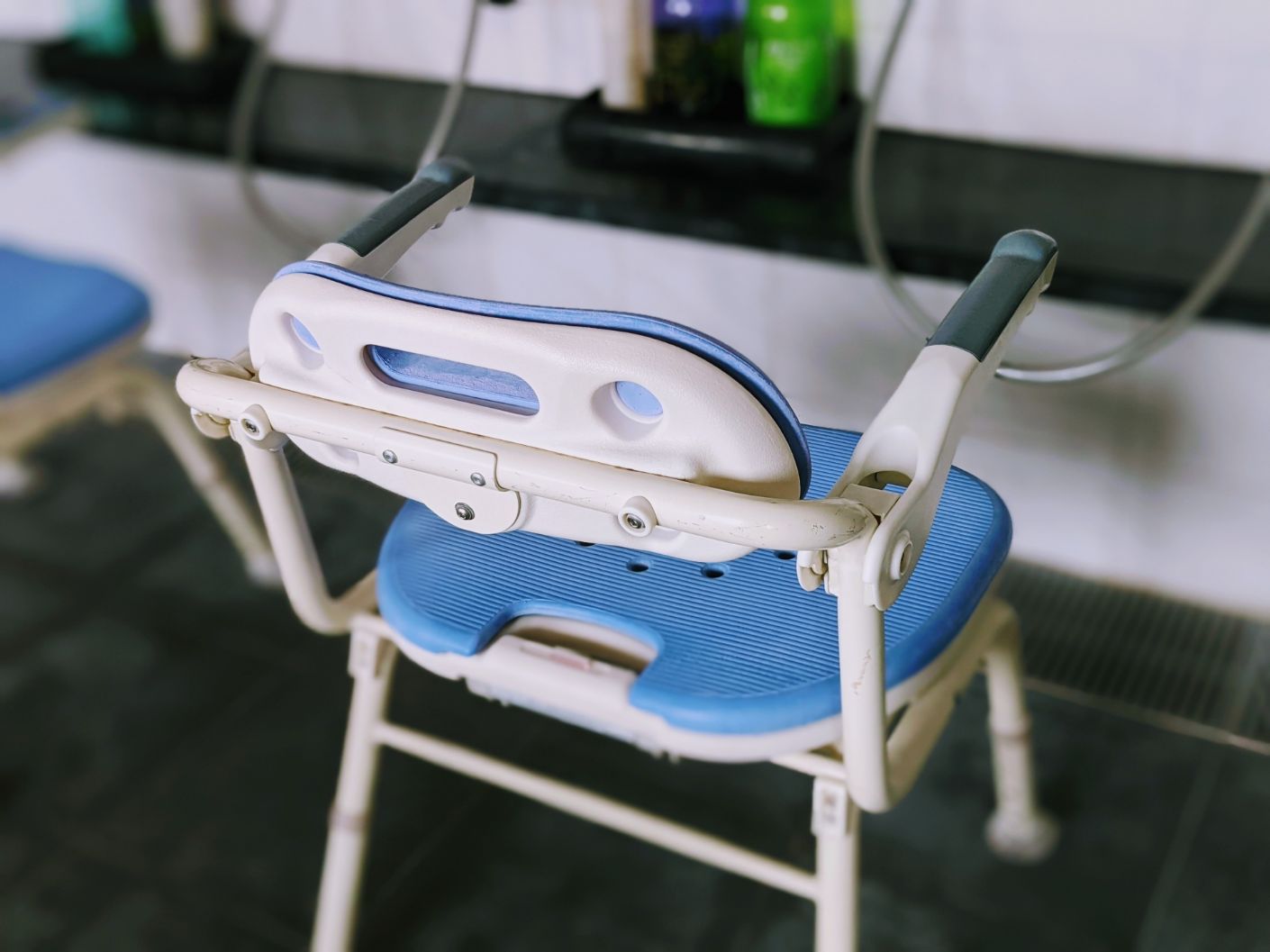 介護用の風呂椅子設置の様子