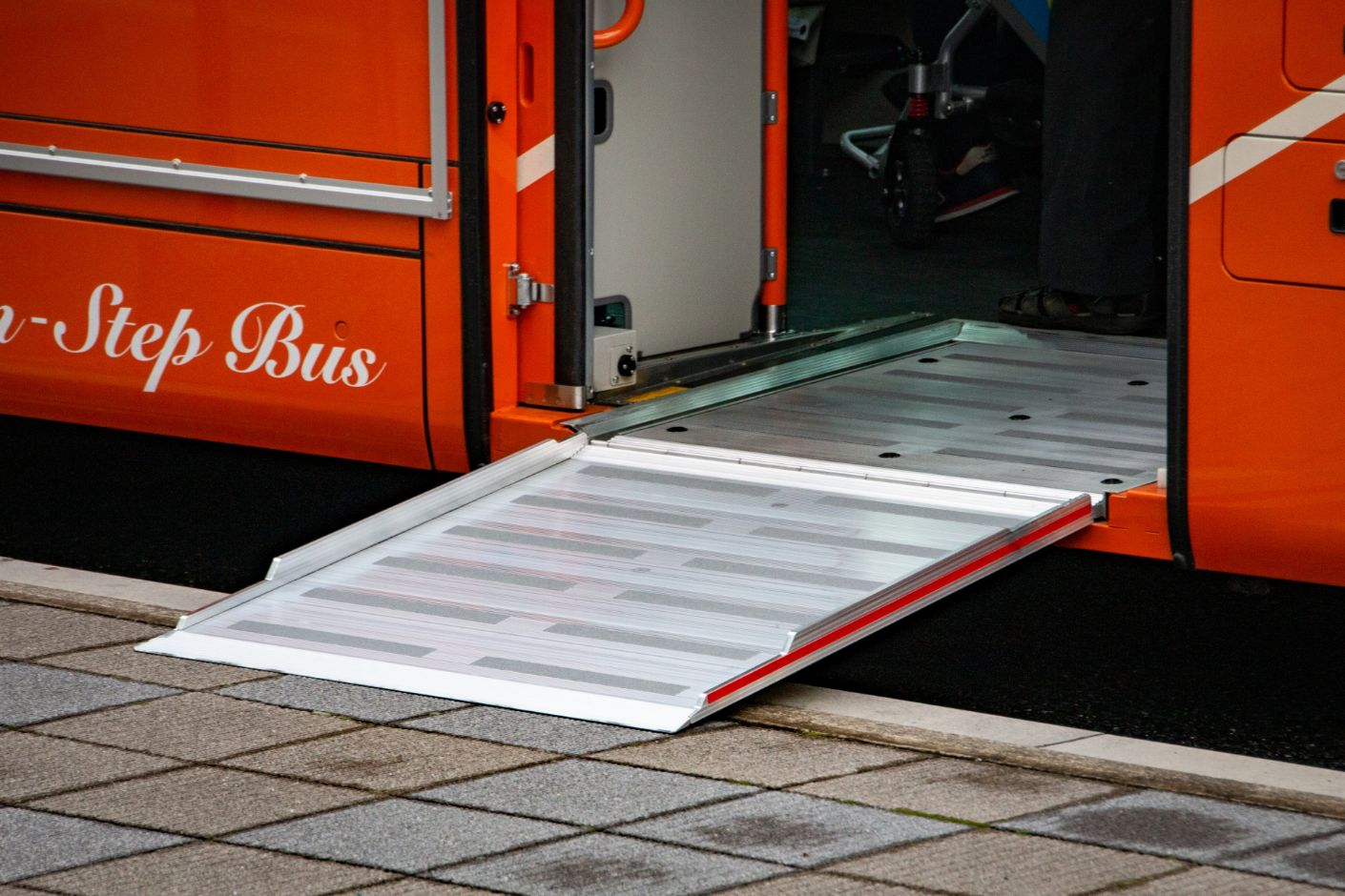 ノンステップバス送迎の様子