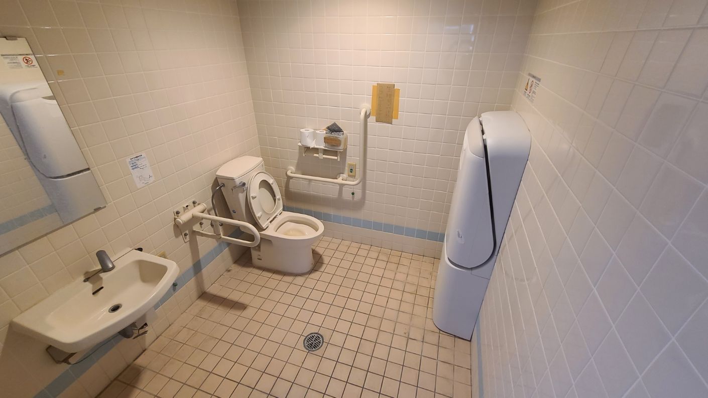 むなかた荘の多目的トイレ